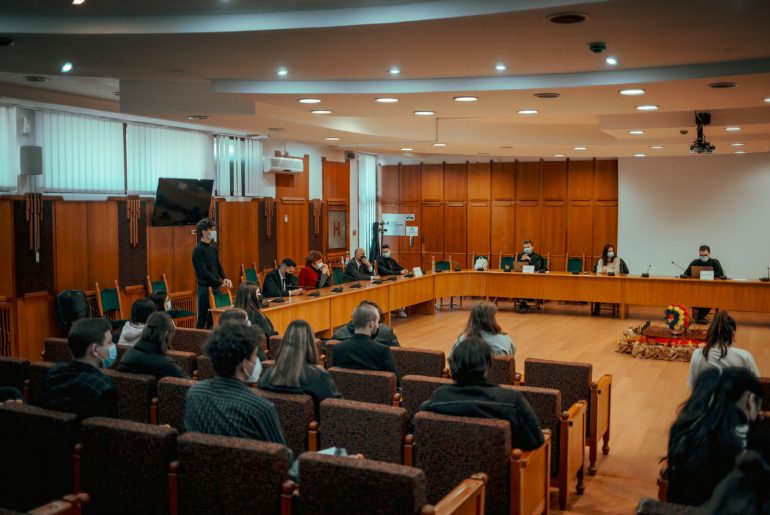 Consiliul Elevilor Argeş îşi motivează protestul împotriva deciziei privind bursele de merit: „Nu este doar despre cei cu medii mari, nu este doar despre cei care au condiții, ci despre toți elevii!”