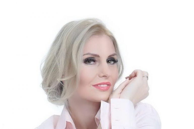 Gianina Petrescu, asistentă medicală şi model: “Sunt onorată să prezint şi în acest an Festivalul Culorile Toamnei”